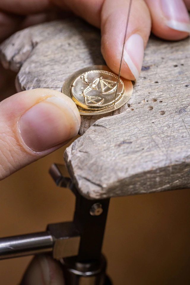 ヴァン クリーフ＆アーペル ブレスレットのメダル周囲の余分なゴールドを切り落とす作業