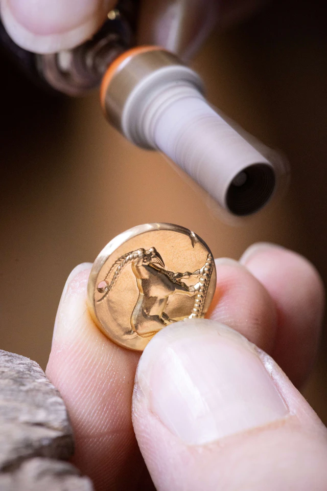 ヴァン クリーフ＆アーペル ブレスレットのメダルへの予備研磨作業