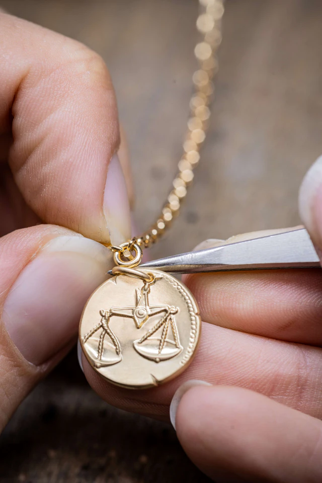 ヴァン クリーフ＆アーペル ブレスレットのチェーンへのメダルの取付作業