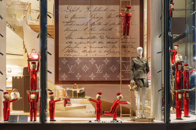 モノグラム誕生130周年を祝うルイ・ヴィトン、世界各地で展開する「ルイ・ヴィトン ホテル」とアイコンバッグの旅