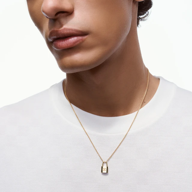 ルイ・ヴィトンとユニセフの10年、「シルバー・ロックイット」限定ゴールドペンダントでつなぐ子どもたちへの支援