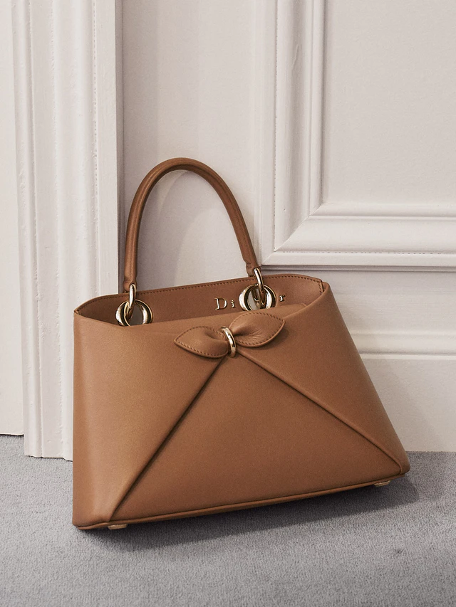 ディオール、新作「ディオール シガール」バッグ、ジョナサン・アンダーソンが紡ぐヘリテージ再解釈の2026年春夏アイコン