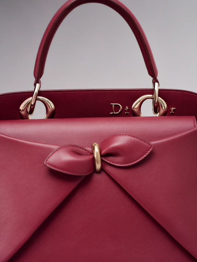 1952年ドレス「ラ シガール」から生まれた新星、ディオール「ディオール シガール」バッグ、建築的シルエットとカラーパレットの魅力