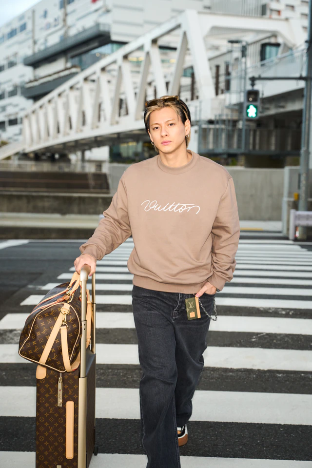 平野紫耀が選んだルイ・ヴィトン、3D刺繍ニットと日本製デニムが映える旅支度スタイル