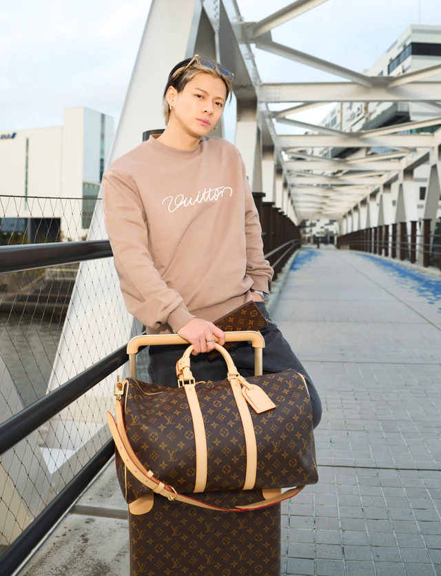 パリでの2026秋冬メンズコレクションに向け、ルイ・ヴィトンを全身にまとった平野紫耀のエアポートスタイル