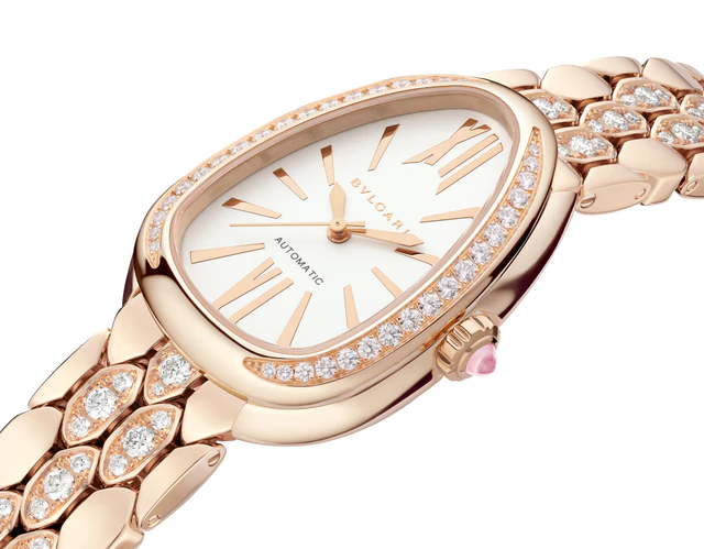 カボションカットのピンクルベライトと117石のダイヤモンド、ブルガリ「セルペンティ セドゥットーリ」新作のディテール