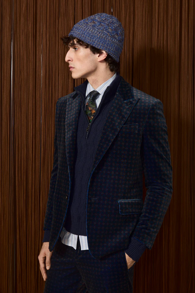 動物の顔とペイズリーが出会うエトロ、2026/27秋冬メンズコレクションのニットとシルクシャツを解き明かす