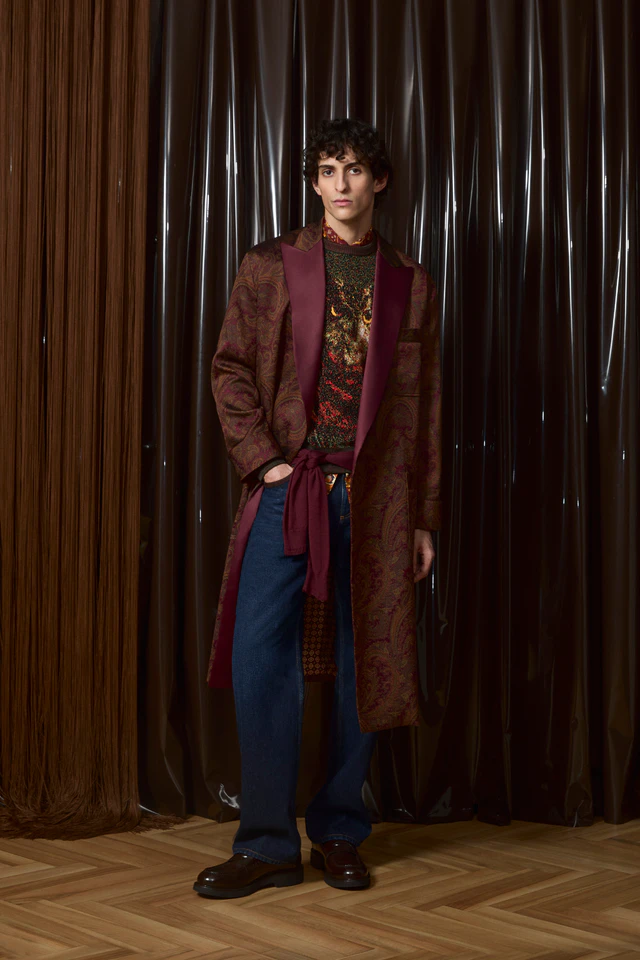 エトロ 2026/27秋冬メンズ、ペイズリーとローブコート、バッグとキャップで完成するリラックスムードの着こなし提案