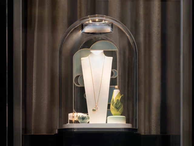 ヴァン クリーフ&アーペルが紡ぐ伝統工芸支援、「ヴァン クリーフ&アーペル デザイン スカラーシップ」と矢谷若菜作品の特別ウィンドウ