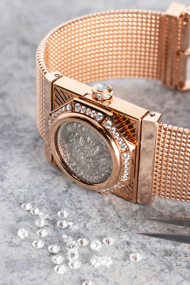 ブルガリの金細工とウォッチメイキングが融合、「マグリア ミラネーゼ モネーテ」と「トゥボガス マンシェット」が示すタイムピースの未来