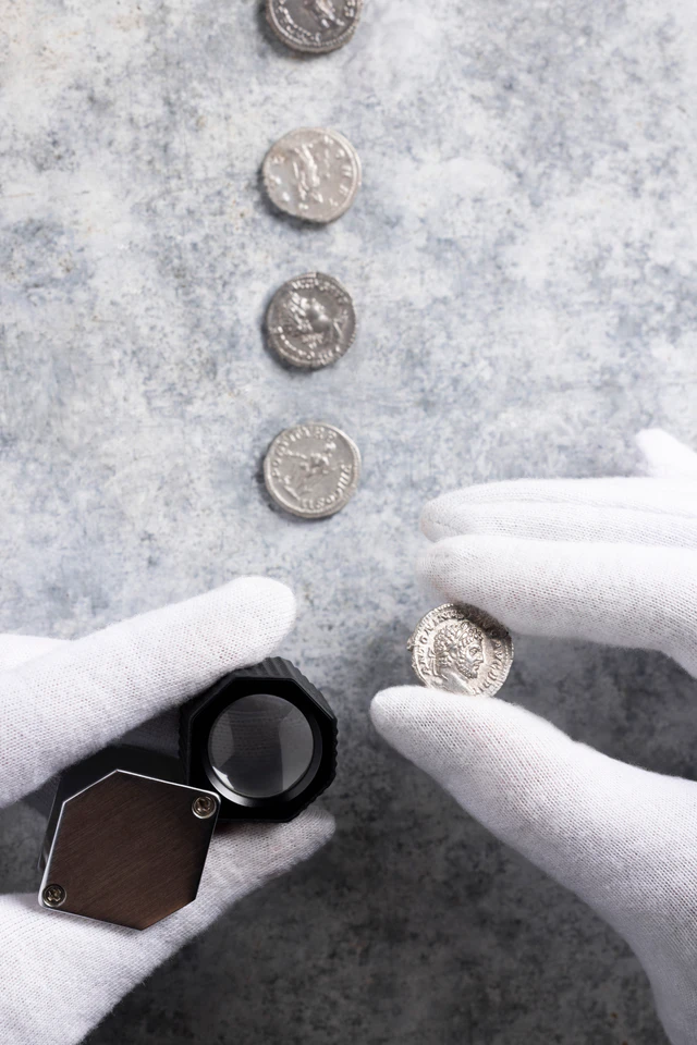 古代コインと色石の輝き、ブルガリ「マグリア ミラネーゼ モネーテ」と「トゥボガス マンシェット」ゴールドウォッチの進化