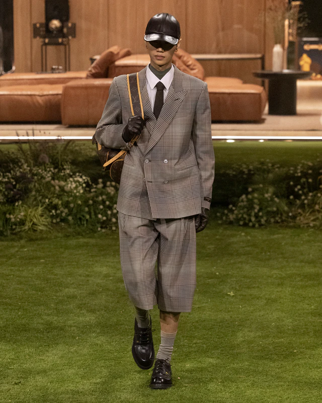 ルイ・ヴィトン2026秋冬メンズコレクション、ファレル・ウィリアムスが未来と伝統をつなぐタイムレスなスタイルを提案