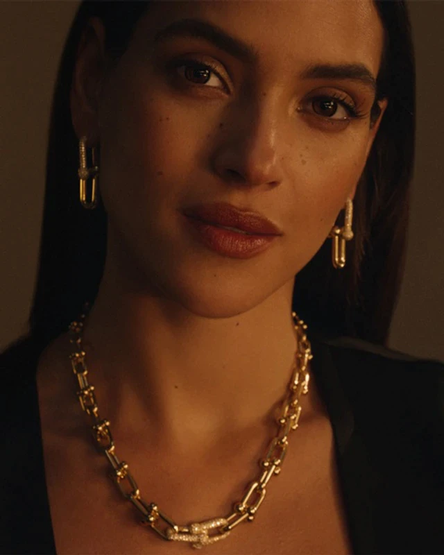 ティファニーの新バレンタインキャンペーン、アドリア・アルホナ主演フィルムで映す日常の愛とティファニー ハードウェアの存在感