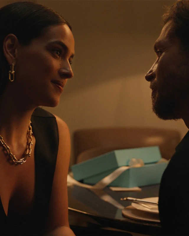 ティファニーのバレンタイン2026、アドリア・アルホナがまとうハードウェアとティファニー® セッティングが語る愛の物語