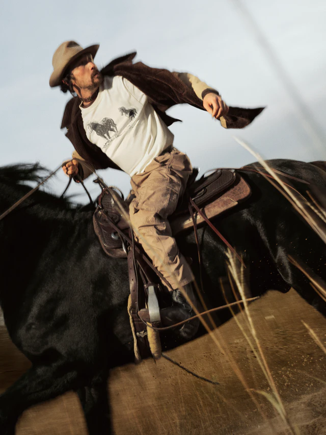 カナダグースが祝う2026年ルナニューイヤー、馬のスピリットとカーマインレッドが導くモダンなニューイヤースタイル