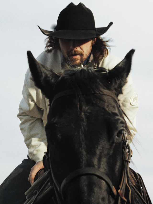 カナダグース 2026ルナニューイヤーコレクション、午年の力強さを纏うカーマインレッドとマット・マコーミックのアート