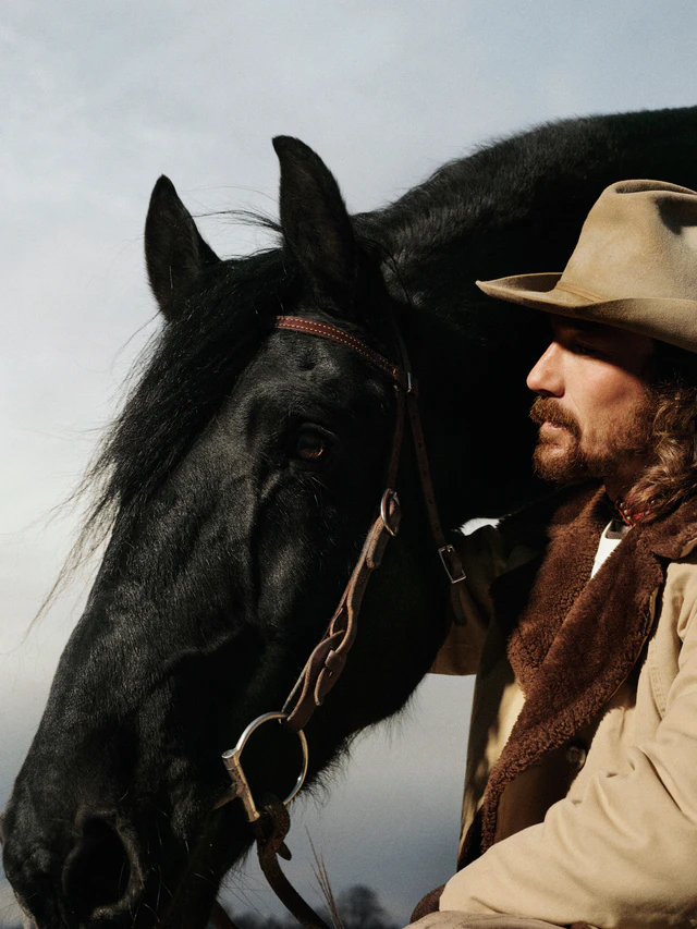 カナダグース 2026ルナニューイヤー、馬のモチーフとカーマインレッドで表現する「Move with Conviction」の世界