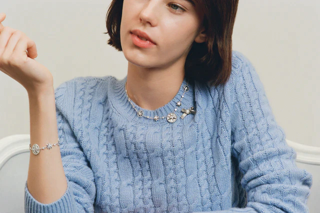 ディオール「ローズ デ ヴァン」から新作登場、オニキスとホワイトゴールドで描く幸運と星のタリスマン