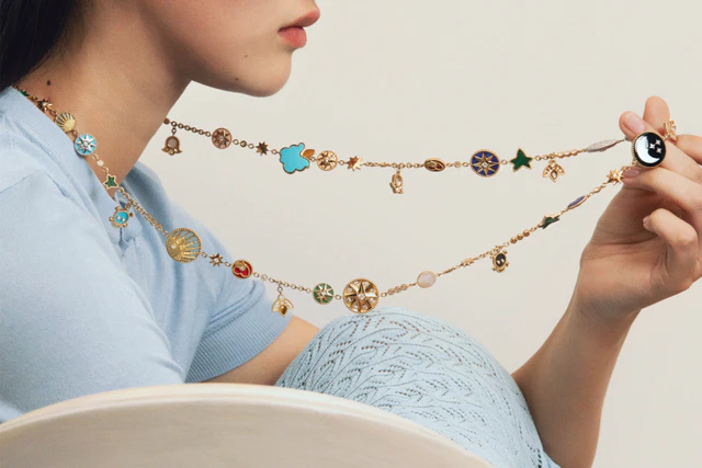 ディオール「ローズ デ ヴァン」最新作、グランヴィルの風配図とラッキーチャームから生まれたファインジュエリー