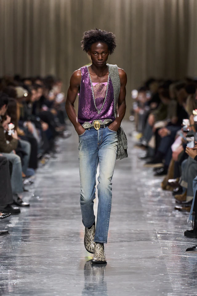 ディオール 2026-2027年ウィンターコレクション、歴史とデニムとパーカーが同じランウェイで語る新しいテイラリング