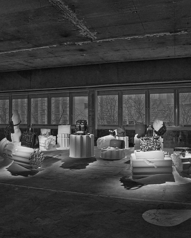 クリスチャンルブタン メンズ2026年秋冬コレクション、ジェイデン・スミスが描くレッドと映画的世界観のエキシビション