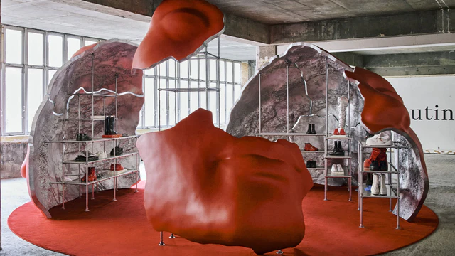 ジェイデン・スミスが導くクリスチャンルブタン メンズFW26、レッドのアナモルフォーズと没入型エキシビション体験