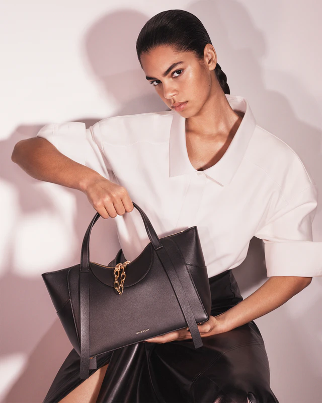 ジバンシィ「ザ・スナッチ」、サラ・バートンが描く“親密さ”をかたどる2026年春夏バッグキャンペーン