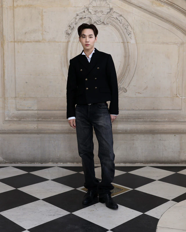 ディオール 2026-2027年ウィンター コレクション ヘンリー・ラウはブラックウールの「バー」ジャケット、ホワイトコットンのウィングチップカラーシャツ、ブラックのデニムジーンズを纏いました。ディオールのアクセサリーも着用しました。