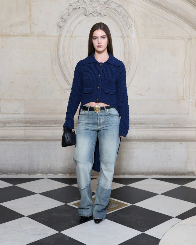 ディオール 2026-2027年ウィンター コレクション フローレンス・ハントはブルーのウールカーディガンにブルーコットンパンツを合わせたルックで登場しました。ディオールのアクセサリーも着用しました。