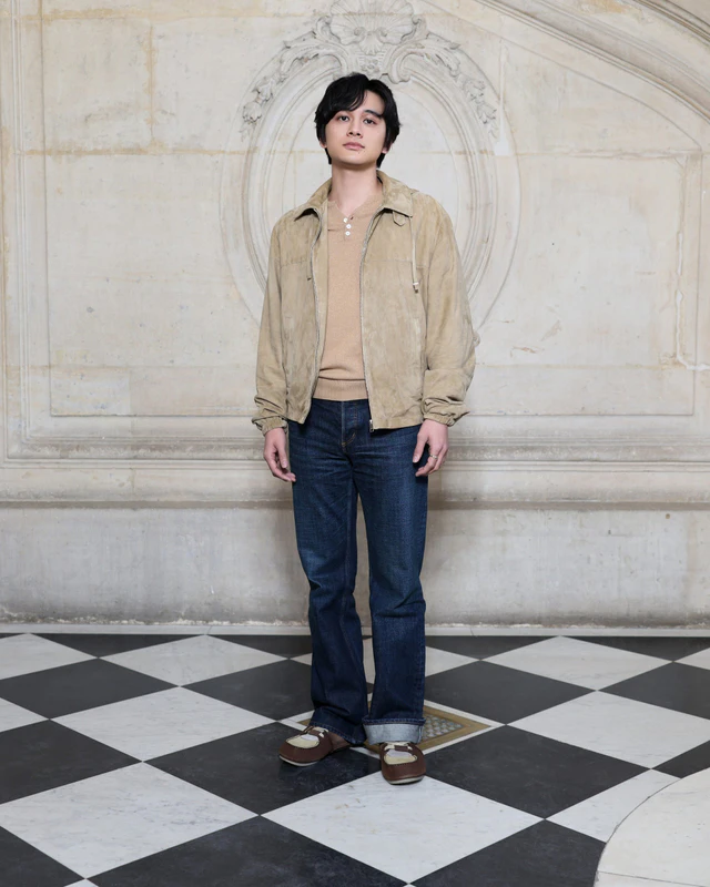 ディオール 2026-2027年ウィンター コレクション 北村匠海はベージュコットンのボンバージャケットと、ベージュのカシミアトップス、ブルーのデニムジーンズを着用し、ディオールのアクセサリーを合わせました。