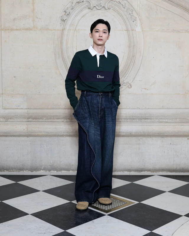 ディオール 2026-2027年ウィンター コレクション 吉沢亮はグリーンとネイビーのジャージーポロシャツに、ダークブルーデニムの「カプリス」ジーンズを合わせ、ディオールのアクセサリーも着用しました。