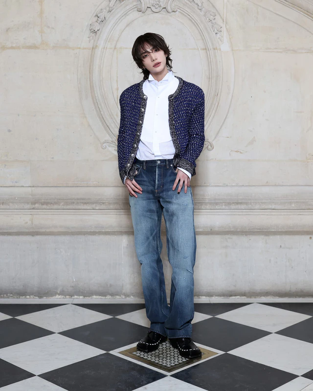 ディオール 2026-2027年ウィンター コレクション ヒョンジンは、ブルーのウールカーディガン、ホワイトのコットンシャツ、ブルーのデニムパンツを纏い、ディオールのアクセサリーも着用しました。