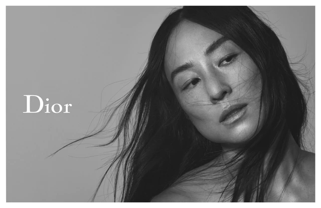 ディオール、グレタ・リーが纏う2026年春夏キャンペーン映像、私的な空間で映し出すモダンな物語