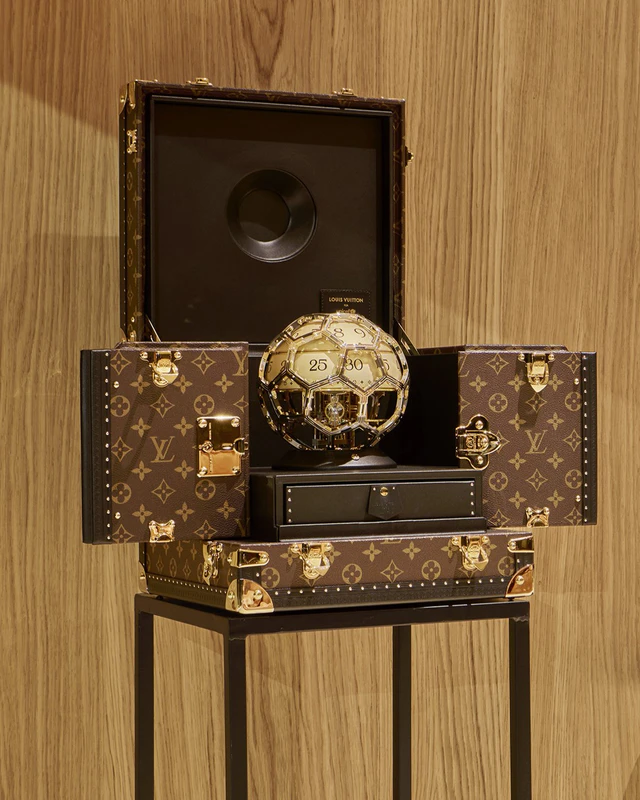 ルイ・ヴィトン、UNICEFパートナーシップ10周年を記念したタイム・オブジェと特注トランクが2026秋冬メンズショーに登場