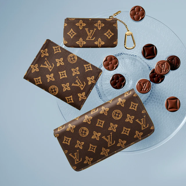 ルイ・ヴィトンのモノグラム·キャンバス130周年記念、カラフルに再解釈されたウォレットとポシェット・クレが登場