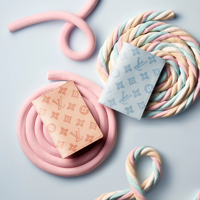 ルイ・ヴィトンの新作レザーグッズ、モノグラム·キャンバス130周年を祝うウォレットとパスポートケースの魅力