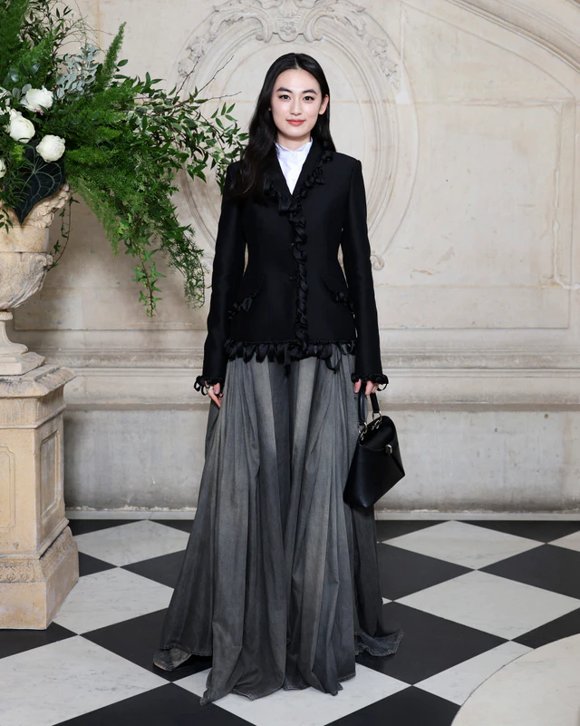 ディオールの2026年春夏オートクチュール コレクションで八木莉可子は、2026年フォール コレクションより、ホワイトのコットンシャツとグレーのコットンパンツ、ブラックのウール＆シルクジャケットを纏いました。