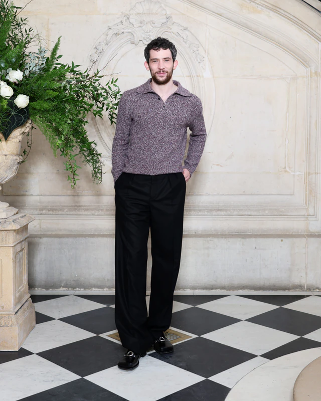 ディオールの2026年春夏オートクチュール コレクションでジョシュ・オコナーはバーガンディのウールニットに、ブラックのウールパンツと、ブラックレザーのローファーを合わせた装いで登場しました。