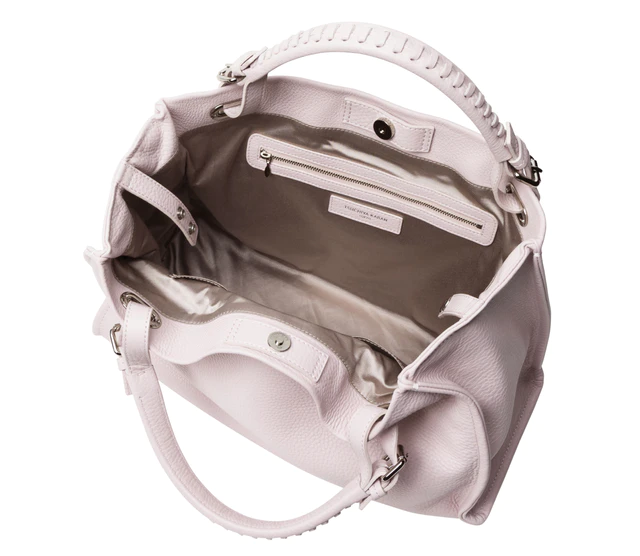 土屋鞄のクラルテシリーズに新色シェルピンク、数量限定ホワイトサンド、14店舗とオンラインで楽しむ春レザーバッグ