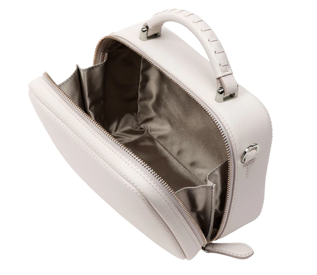 土屋鞄製造所の革製品ブランド「TSUCHIYA KABAN」から、エッセンシャルシリーズ「クラルテ」に新色シェルピンクと数量限定ホワイトサンドが登場