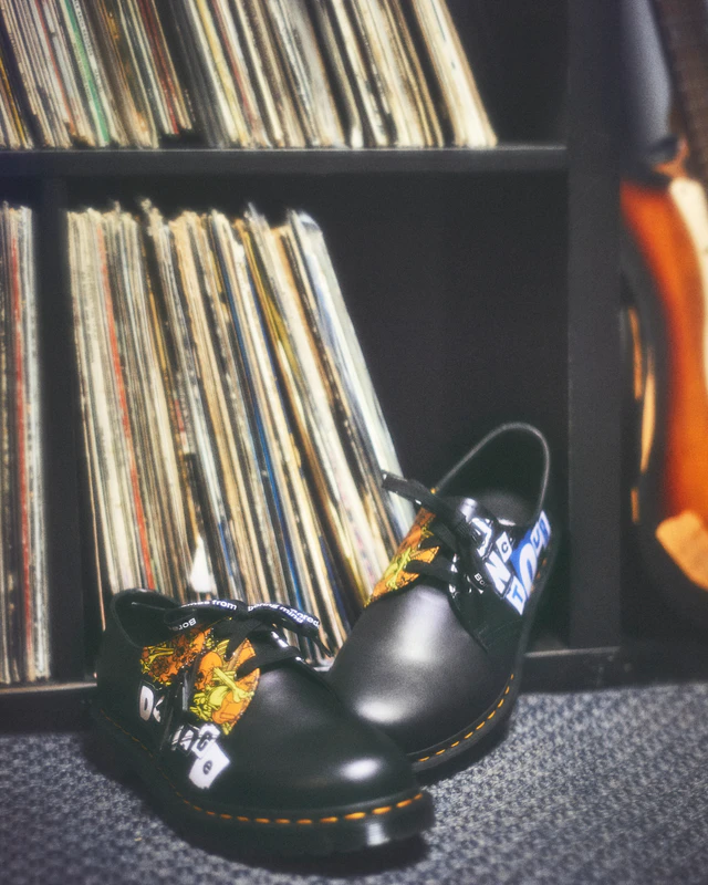 ドクターマーチン×Metallica、Damaged JusticeとDamage Inc.ツアーをまとう1460と1461の限定コレクション