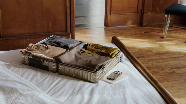 アルミニウムの輝きに温かみを添えるリモワ「チタニウム」、CLASSICコレクションの新色が生む旅の表情