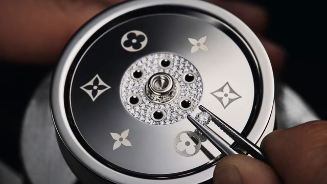 ルイ・ヴィトン カミオネット、モノグラムスターカットダイヤモンドが導くトラック型タイム・オブジェの魅力