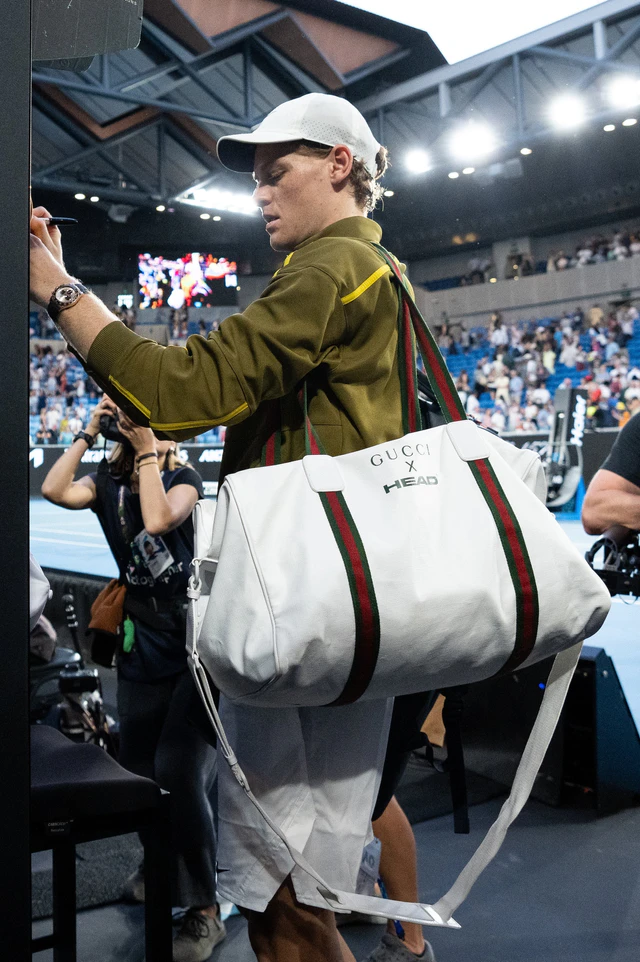 グッチ×ヤニック シナーのカスタムバッグが輝く全豪オープン
