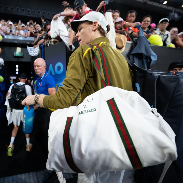 ヤニック シナーが選んだグッチのダッフルバッグ、HEADとの協業が光る全豪ルック