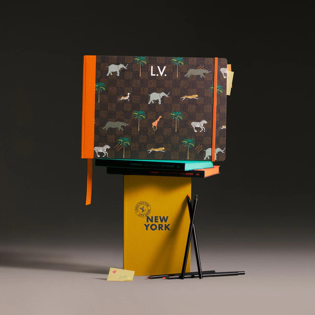 ルイ・ヴィトン：LV × ザ·ダージリン リミテッド スケッチブック W 21.5 x H 30 x D 1.7 cm