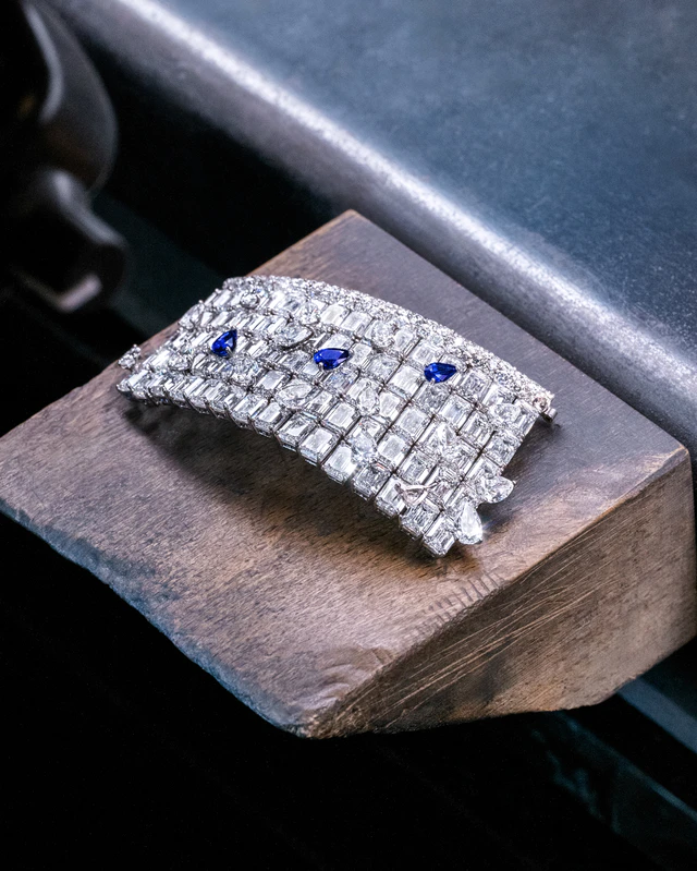 グラフが示すハイジュエリーの現在地、パリ オート クチュールでお披露目された31カラットサファイア チョーカーに注目