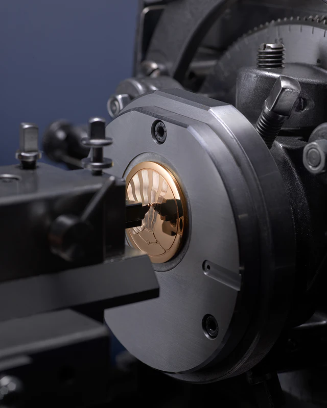 37mmの「タンブール コンバージェンス ギョーシェ」、ギョーシェ装飾とローズゴールドローターが導くコンテンポラリーな手元