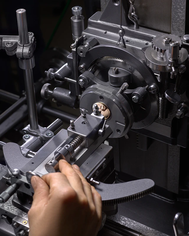 37mmの「タンブール コンバージェンス ギョーシェ」、ギョーシェ装飾とローズゴールドローターが導くコンテンポラリーな手元