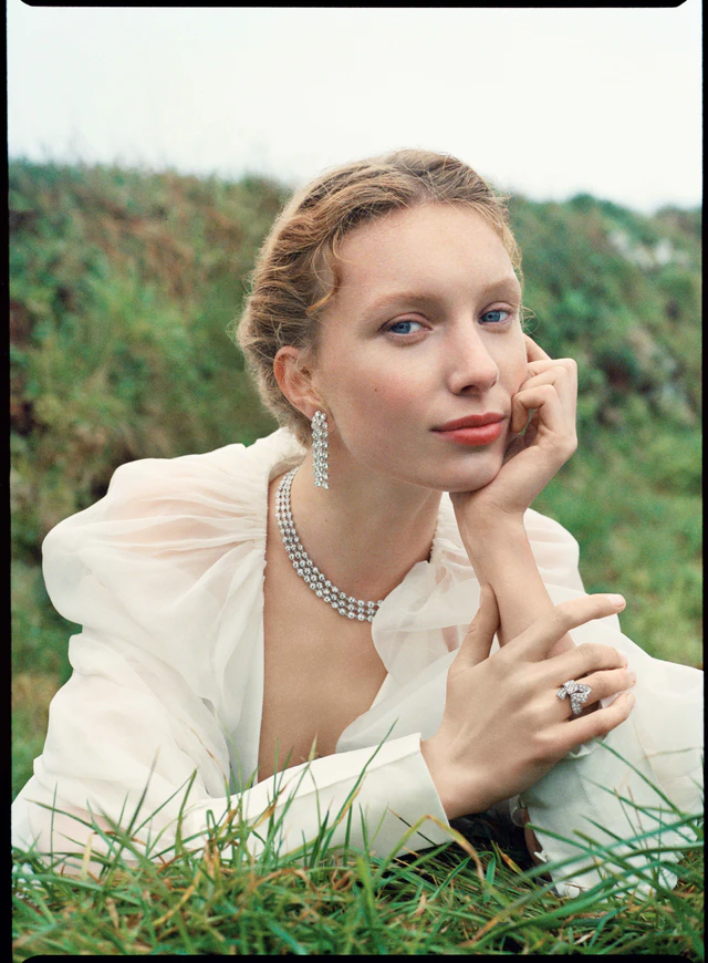 ヴァン クリーフ＆アーペルのブークル ソリティア、パーマネント コレクション入りで深まるリボンと愛のシンボル